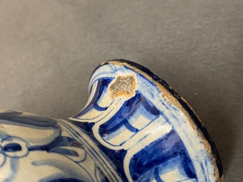 A blue and white Antwerp maiolica 'a foglie' pharmacy bottle, 2nd half 16th C.