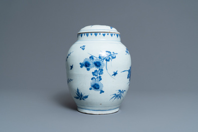 Een Chinese blauw-witte dekselvaas met floraal decor, Transitie periode