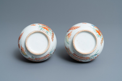 Une paire de vases en porcelaine de Chine surd&eacute;cor&eacute;e aux Pays-Bas de style Kakiemon, Kangxi