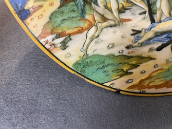 Een mythologische schotel in Italiaanse majolica met 'De transformatie van de maenaden' uit het Lanciarini servies, Urbino, 16e eeuw