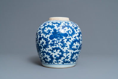 Un pot en porcelaine de Chine en bleu et blanc &agrave; d&eacute;cor floral, Kangxi
