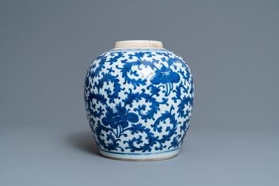 Un pot en porcelaine de Chine en bleu et blanc &agrave; d&eacute;cor floral, Kangxi