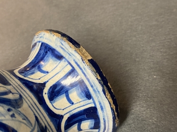 Une bouteille de pharmacie &agrave; d&eacute;cor 'a foglie' en majolique d'Anvers en bleu et blanc, 2&egrave;me moiti&eacute; du 16&egrave;me