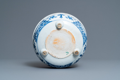 Een Chinese blauw-witte driepotige wierookbrander met antiquiteiten, Kangxi