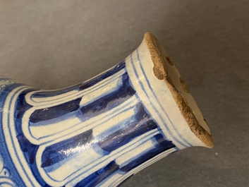 Une bouteille de pharmacie &agrave; d&eacute;cor 'a foglie' en majolique d'Anvers en bleu et blanc, 2&egrave;me moiti&eacute; du 16&egrave;me