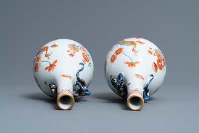 Une paire de vases en porcelaine de Chine surd&eacute;cor&eacute;e aux Pays-Bas de style Kakiemon, Kangxi