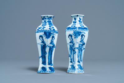 Een paar Chinese blauw-witte vazen, een lotusvormige schotel en vier koppen, Kangxi