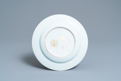 Une assiette en porcelaine de Chine famille rose &agrave; bordure en imitation d'argent, Yongzheng