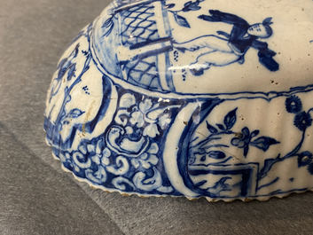 Een geribde blauw-witte Delftse borstelrug met chinoiserie decor, 18e eeuw