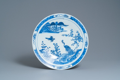 Een Chinese famille verte 'yenyen' vaas met decor van de rijstproductie en een grote blauw-witte schotel, 19e eeuw