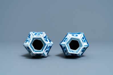Een paar Chinese blauw-witte vazen, een lotusvormige schotel en vier koppen, Kangxi