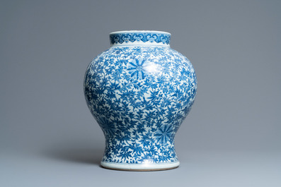 Un vase en porcelaine de Chine en bleu et blanc &agrave; d&eacute;cor de rinceaux de lotus, Qianlong