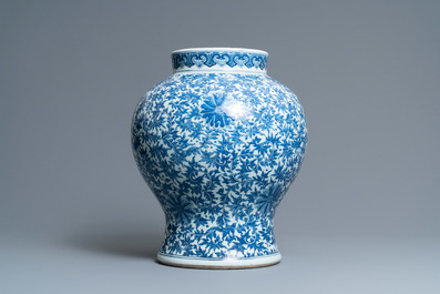 Een Chinese blauw-witte vaas met lotusslingers, Qianlong