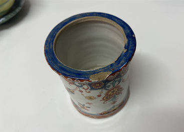 Un pot &agrave; confiture en fa&iuml;ence de Delft polychrome et dor&eacute;e, 18&egrave;me