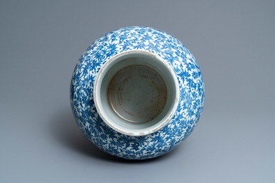 Een Chinese blauw-witte vaas met lotusslingers, Qianlong