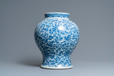 Un vase en porcelaine de Chine en bleu et blanc &agrave; d&eacute;cor de rinceaux de lotus, Qianlong