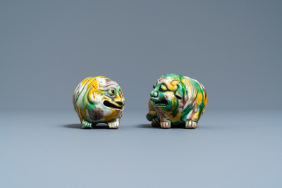 Een paar Chinese sancai modellen van honden en een paar wierookstokhouders in de vorm van leeuwen, Kangxi