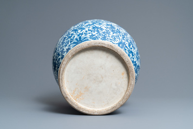 Een Chinese blauw-witte vaas met lotusslingers, Qianlong