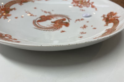 Een Kakiemon-stijl schotel uit het koninklijke 'Rode draken' servies, Meissen, K.H.C. merk, 18e eeuw