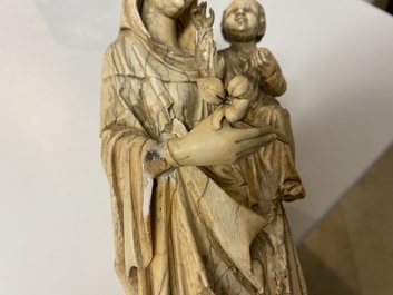 Une statue d'une Vierge &agrave; l&rsquo;Enfant en ivoire sculpt&eacute;, probablement France, 15/16&egrave;me