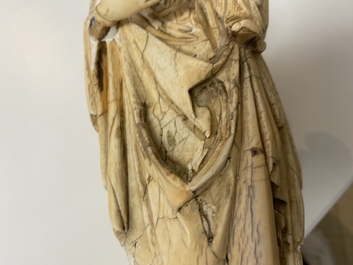 Une statue d'une Vierge &agrave; l&rsquo;Enfant en ivoire sculpt&eacute;, probablement France, 15/16&egrave;me