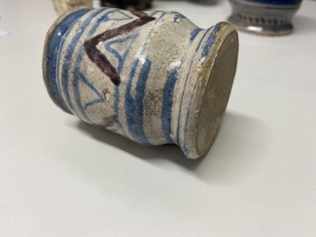 Un petit albarello en bleu, blanc et mangan&egrave;se, majolique d'Anvers ou des Pays-Bas du Nord, 16/17&egrave;me