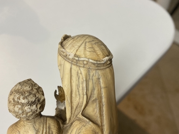 Une statue d'une Vierge &agrave; l&rsquo;Enfant en ivoire sculpt&eacute;, probablement France, 15/16&egrave;me