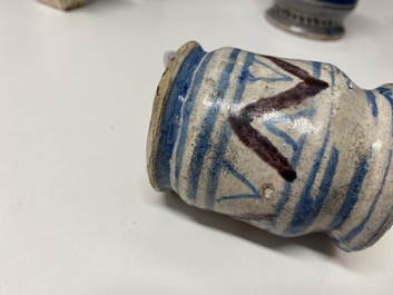 Un petit albarello en bleu, blanc et mangan&egrave;se, majolique d'Anvers ou des Pays-Bas du Nord, 16/17&egrave;me