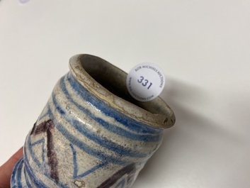 Un petit albarello en bleu, blanc et mangan&egrave;se, majolique d'Anvers ou des Pays-Bas du Nord, 16/17&egrave;me