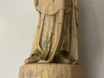 Een ivoren figuur van een Madonna met kind, wellicht Frankrijk, 15/16e eeuw