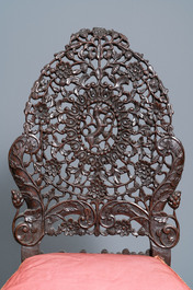 Twee Anglo-Indische koloniale of Ceylonese opengewerkte houten stoelen, 18/19e eeuw