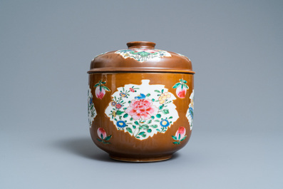 Un grand bol couvert en porcelaine de Chine famille rose &agrave; fond brun capucin, Qianlong