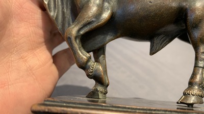 Toegeschr. aan Barth&eacute;l&eacute;my Prieur (Frankrijk, circa 1536-1611): een bronzen model van een stier met sporen van rode lak