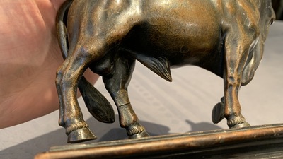 Toegeschr. aan Barth&eacute;l&eacute;my Prieur (Frankrijk, circa 1536-1611): een bronzen model van een stier met sporen van rode lak