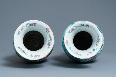 Une paire de vases en porcelaine de Chine famille rose &agrave; fond turquoise aux anses en forme de papillon, 19&egrave;me