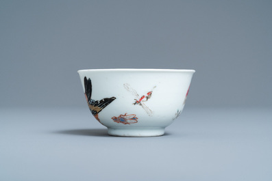 Une tasse et soucoupe en porcelaine de Chine famille rose &agrave; d&eacute;cor d'un oiseau entour&eacute; d'insectes, Yongzheng