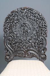 Twee Anglo-Indische koloniale of Ceylonese opengewerkte houten stoelen, 18/19e eeuw