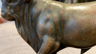 Toegeschr. aan Barth&eacute;l&eacute;my Prieur (Frankrijk, circa 1536-1611): een bronzen model van een stier met sporen van rode lak