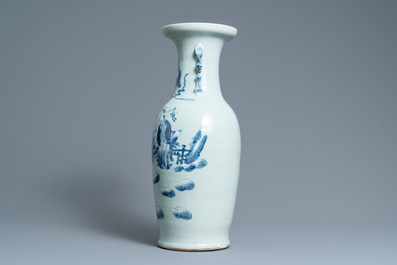 Een Chinese blauw-witte vaas met celadon fondkleur, 19e eeuw