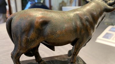 Toegeschr. aan Barth&eacute;l&eacute;my Prieur (Frankrijk, circa 1536-1611): een bronzen model van een stier met sporen van rode lak