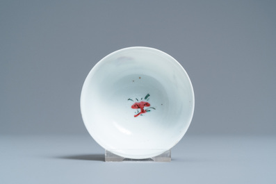 Une tasse et soucoupe en porcelaine de Chine famille rose &agrave; d&eacute;cor d'un oiseau entour&eacute; d'insectes, Yongzheng