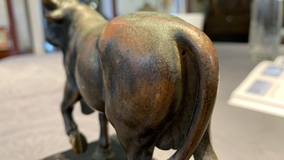 Toegeschr. aan Barth&eacute;l&eacute;my Prieur (Frankrijk, circa 1536-1611): een bronzen model van een stier met sporen van rode lak