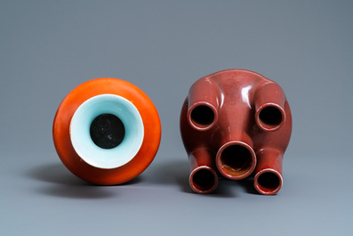 Un vase en porcelaine de Chine rouge de corail monochrome et un vase tubulaire en sang de boeuf, 19/20&egrave;me