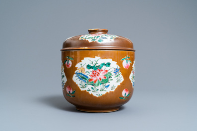 Un grand bol couvert en porcelaine de Chine famille rose &agrave; fond brun capucin, Qianlong