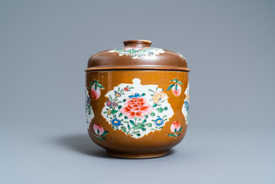 Un grand bol couvert en porcelaine de Chine famille rose &agrave; fond brun capucin, Qianlong