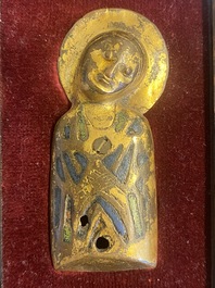 Une plaque repr&eacute;sentant la Vierge en &eacute;maux champlev&eacute;s et cuivre dor&eacute; de Limoges, France, 13&egrave;me