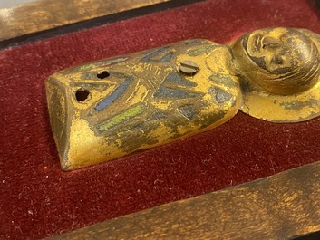 Een verguld koperen en champlev&eacute; emaille plaquette met de Heilige Maagd, Limoges, Frankrijk, 13e eeuw