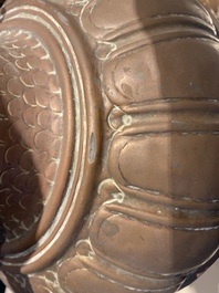 Une grande verseuse couverte en cuivre, Italie, 17&egrave;me