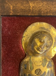 Une plaque repr&eacute;sentant la Vierge en &eacute;maux champlev&eacute;s et cuivre dor&eacute; de Limoges, France, 13&egrave;me