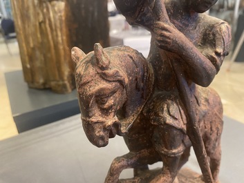 Een imitatie terrracotta gemonochromeerde houten figuur van Sint-Joris, 16e eeuw
